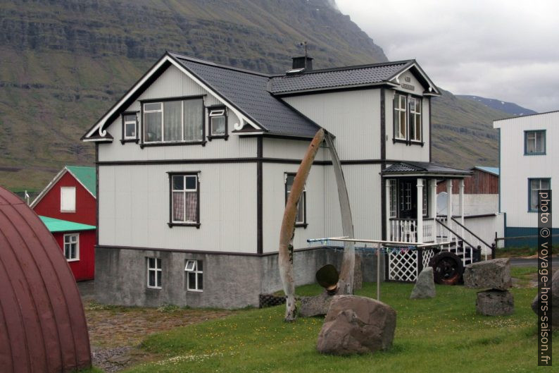 Maison et mâchoire de baleine à Eskifjörður. Photo © Alex Medwedeff