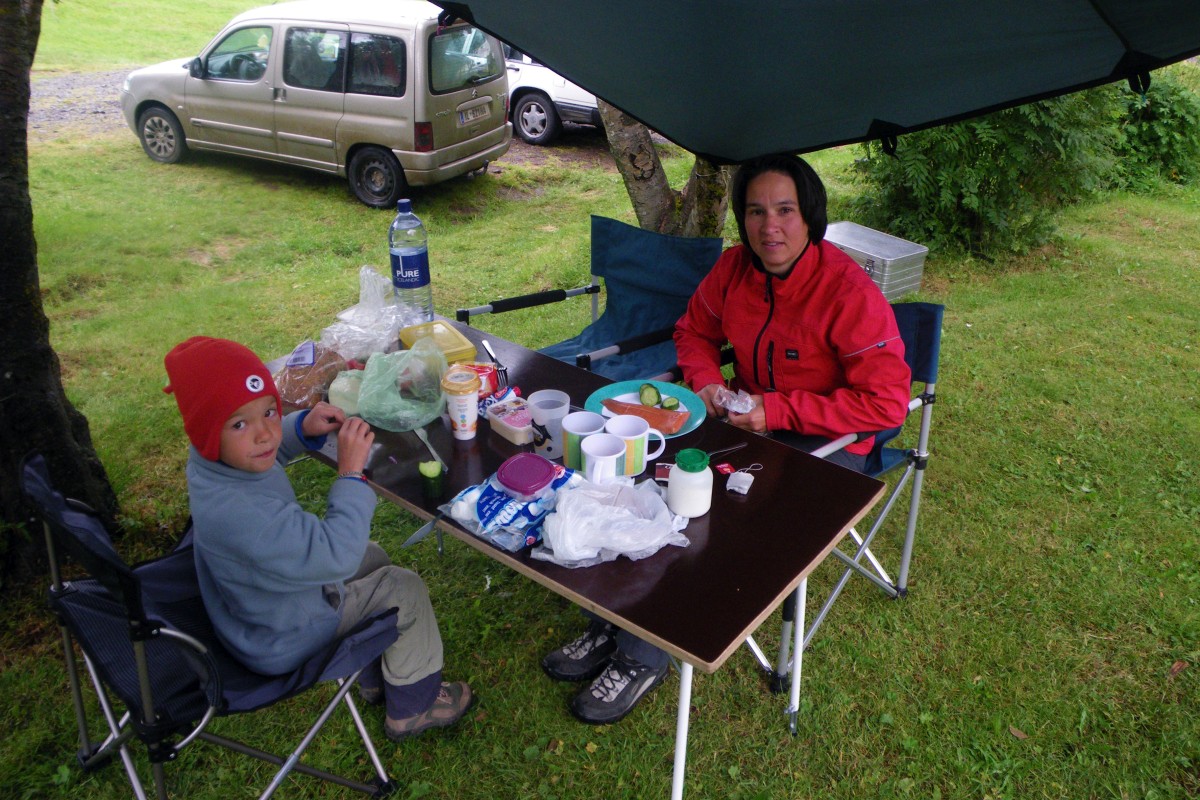 Alex et Nicolas sous l'auvent. Photo © André M. Winter