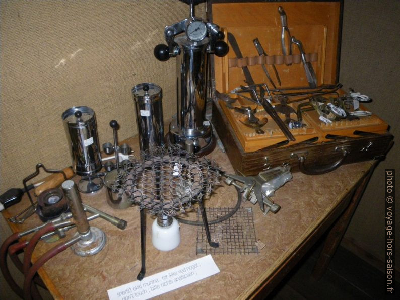 Outils de dentiste des années 1940. Photo © André M. Winter