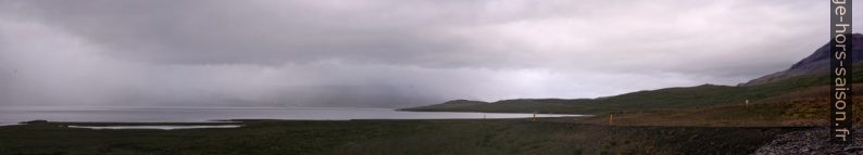 Côte sud du Reyðarfjörður. Photo © André M. Winter