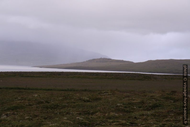 Cap Gríma sur la côte sud du Reyðarfjörður. Photo © Alex Medwedeff
