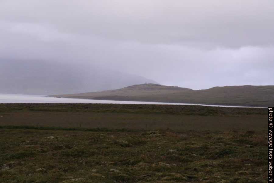 Cap Gríma sur la côte sud du Reyðarfjörður. Photo © Alex Medwedeff