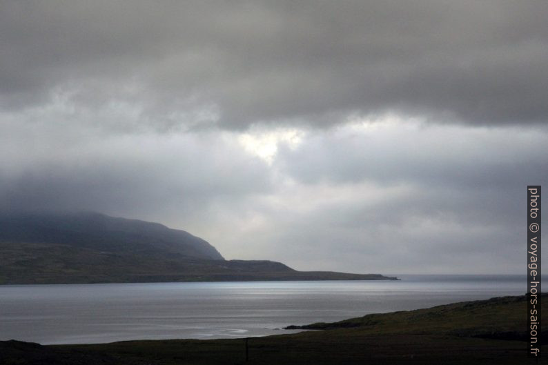 Cap Fles sur la côte nord du Reyðarfjörður. Photo © Alex Medwedeff