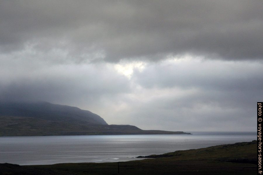 Cap Fles sur la côte nord du Reyðarfjörður. Photo © Alex Medwedeff