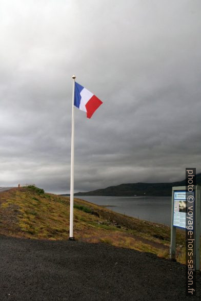 Drapeau français à Fáskrúðsfjörður. Photo © André M. Winter