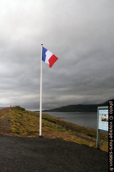 Drapeau français à Fáskrúðsfjörður. Photo © André M. Winter