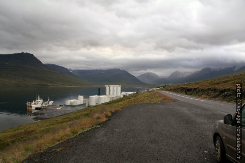 Port de l'industrie poissonnière de Fáskrúðsfjörður. Photo © André M. Winter