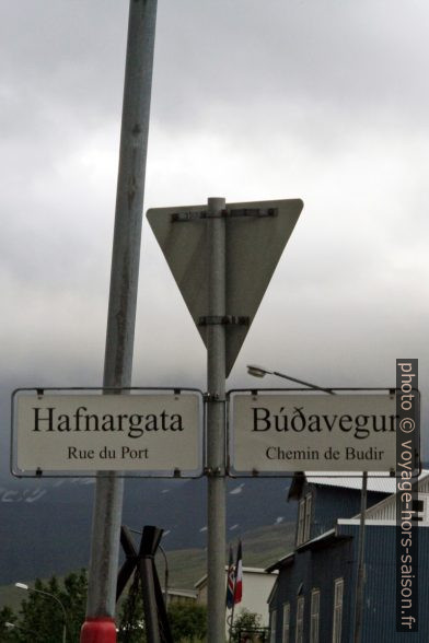 Panneaux de signalisation bilingues à Fáskrúðsfjörður. Photo © André M. Winter