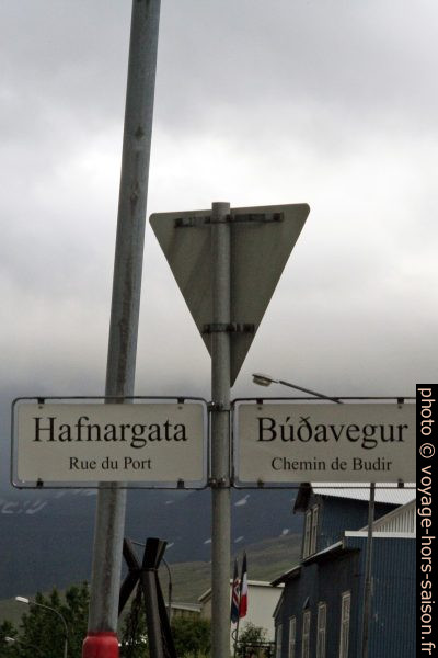 Panneaux de signalisation bilingues à Fáskrúðsfjörður. Photo © André M. Winter