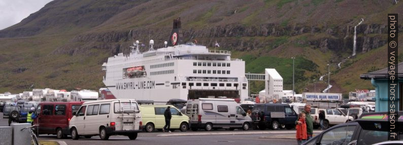 Embarquement à Seyðisfjörður. Photo © André M. Winter