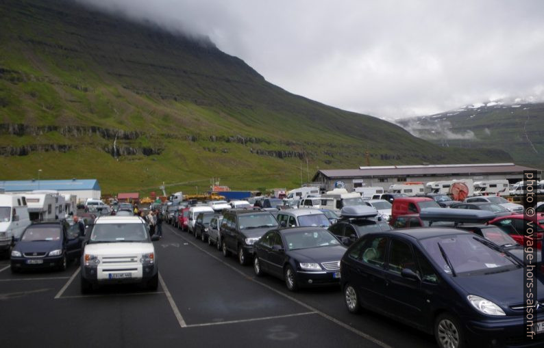 Files d'attente à l'embarquement à Seyðisfjörður. Photo © André M. Winter