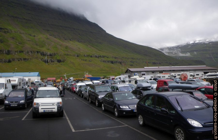 Files d'attente à l'embarquement à Seyðisfjörður. Photo © André M. Winter