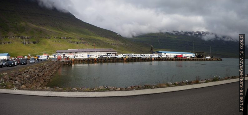 Files d'attente à l'embarquement à Seyðisfjörður. Photo © André M. Winter