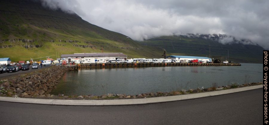 Files d'attente à l'embarquement à Seyðisfjörður. Photo © André M. Winter