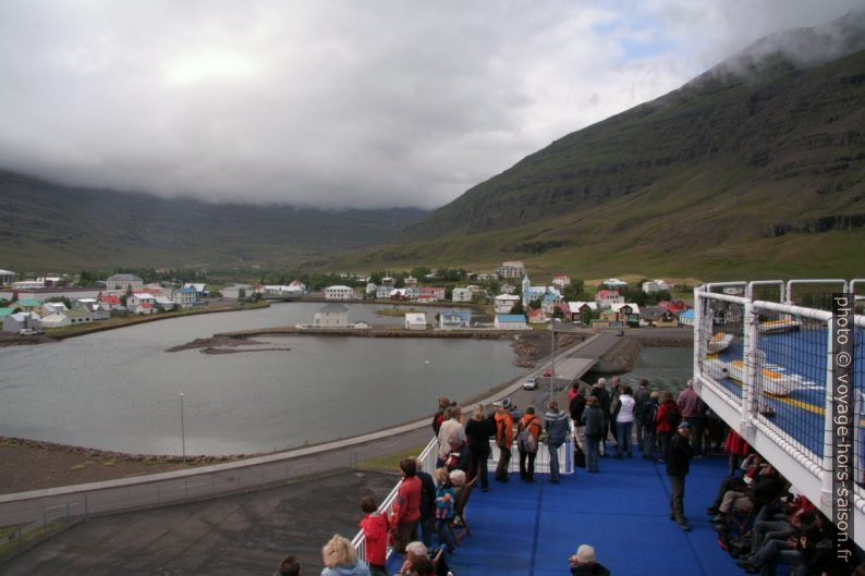 Seyðisfjörður vu de la Norröna. Photo © André M. Winter