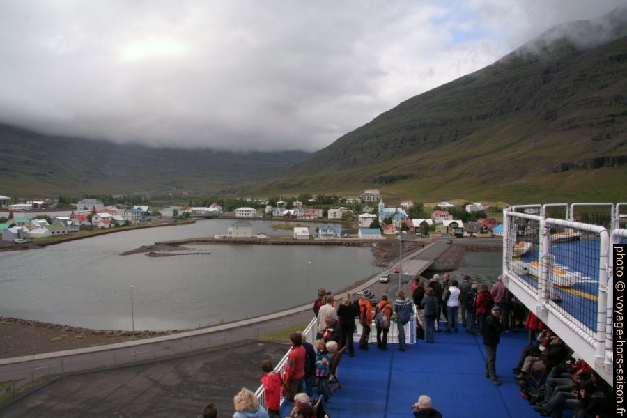 Seyðisfjörður vu de la Norröna. Photo © André M. Winter