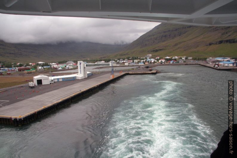 La Norröna appareille de Seyðisfjörður. Photo © André M. Winter