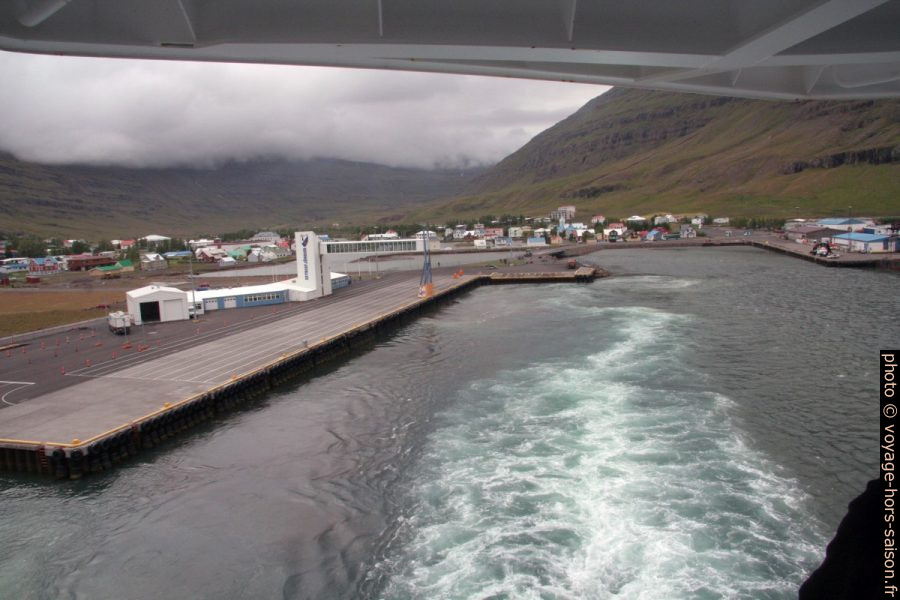 La Norröna appareille de Seyðisfjörður. Photo © André M. Winter