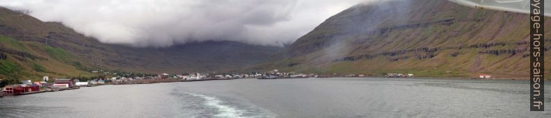 Nous quittons Seyðisfjörður par la mer. Photo © André M. Winter