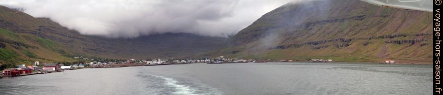 Nous quittons Seyðisfjörður par la mer. Photo © André M. Winter