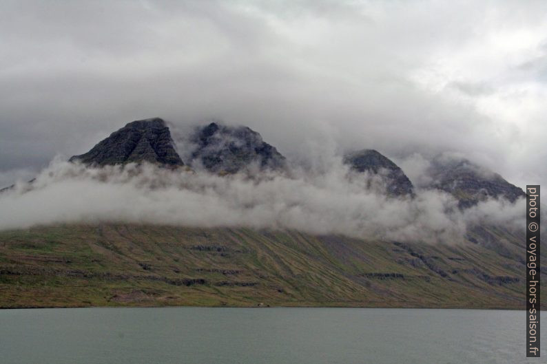 Montagnes sur les côtes du Seyðisfjörður. Photo © André M. Winter