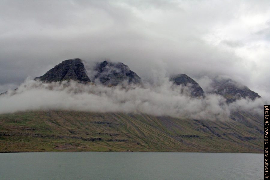 Montagnes sur les côtes du Seyðisfjörður. Photo © André M. Winter