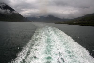 Départ de Seyðisfjörður par la mer. Photo © André M. Winter