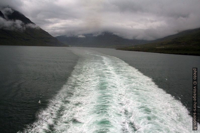 Départ de Seyðisfjörður par la mer. Photo © André M. Winter