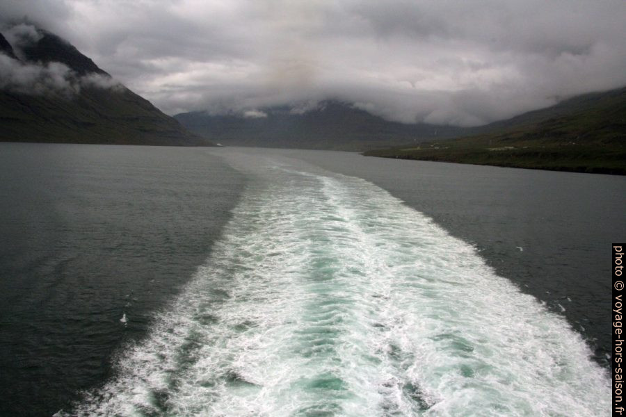 Départ de Seyðisfjörður par la mer. Photo © André M. Winter