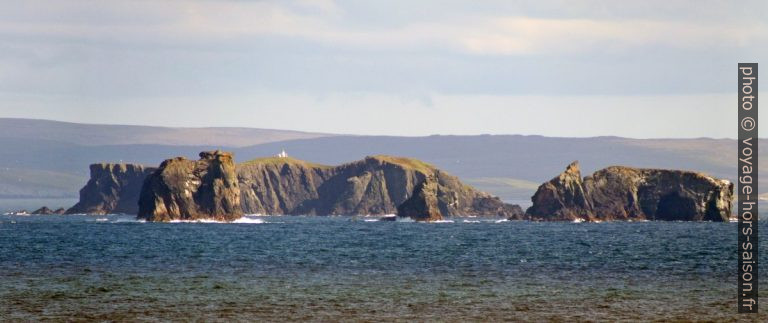 Gruney et les Ramna Stacks à l'entrée du Yell Sound. Photo © André M. Winter