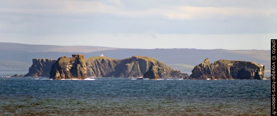 Gruney et les Ramna Stacks à l'entrée du Yell Sound. Photo © André M. Winter