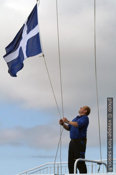 On hisse le drapeau des Shetland. Photo © André M. Winter