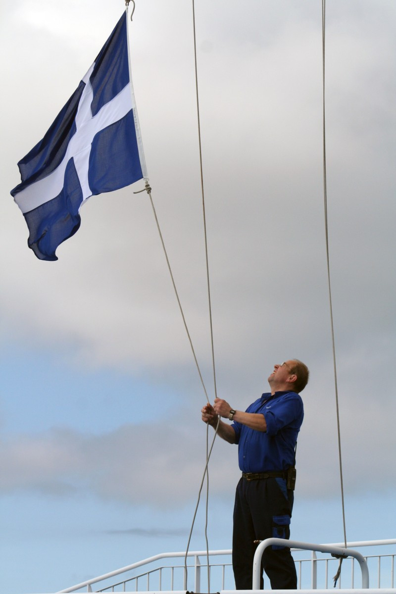 On hisse le drapeau des Shetland. Photo © André M. Winter