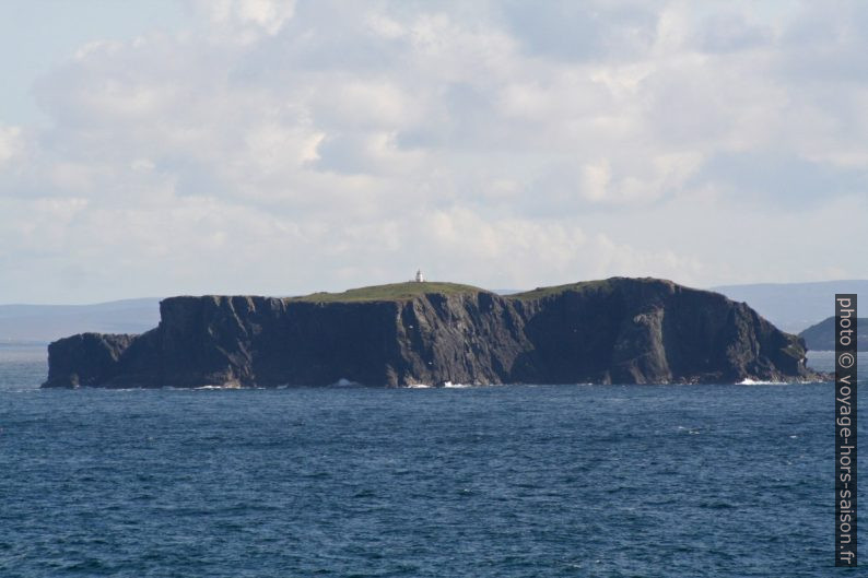 Phare et île de Gruney. Photo © André M. Winter