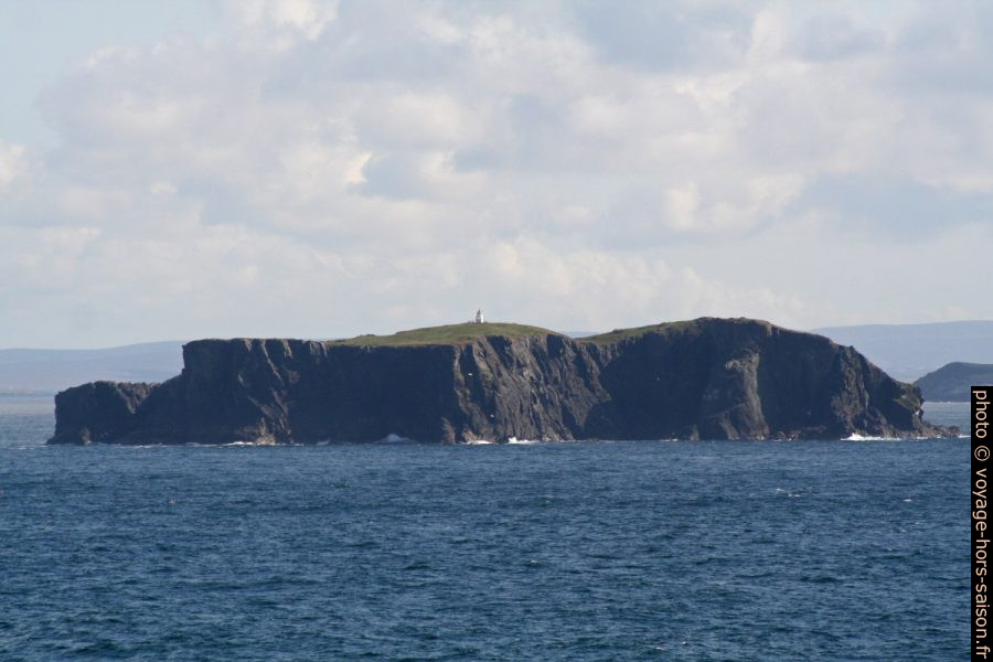 Phare et île de Gruney. Photo © André M. Winter