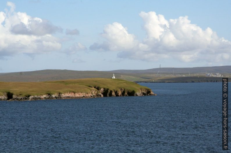 Phare de Lamba Island et Sullom Voe Terminal. Photo © André M. Winter