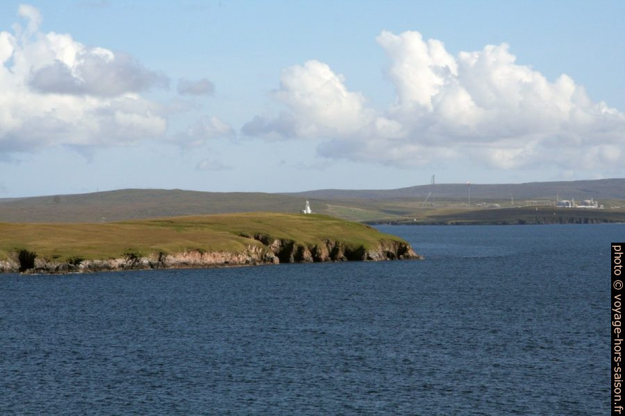 Phare de Lamba Island et Sullom Voe Terminal. Photo © André M. Winter