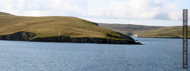 Phare de Queyfirst et ferry dans le Colla Firth. Photo © André M. Winter