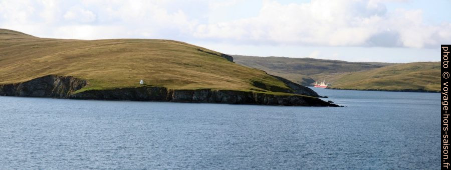 Phare de Queyfirst et ferry dans le Colla Firth. Photo © André M. Winter