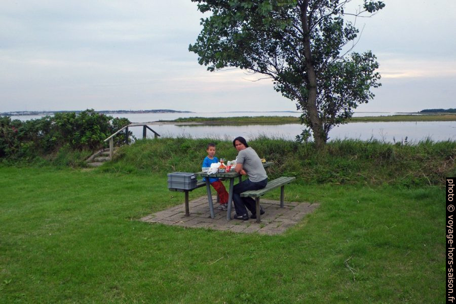 Nicolas et Alex sur un aire de repos à Aggersund. Photo © André M. Winter