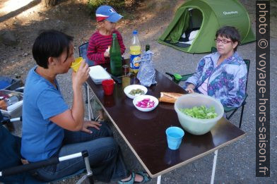 Alex, Nicolas et Veronika à l'apéro au camping. Photo © André M. Winter