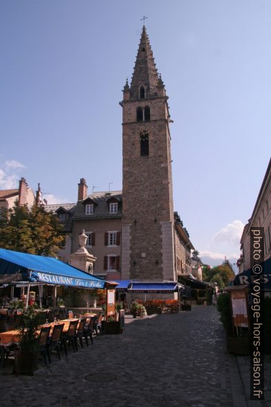 Place Manuel et Tour Cardinalis à Barcelonnette. Photo © André M. Winter