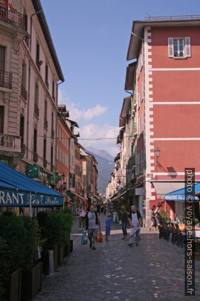 Rue Manuel au centre de Barcelonnette. Photo © André M. Winter