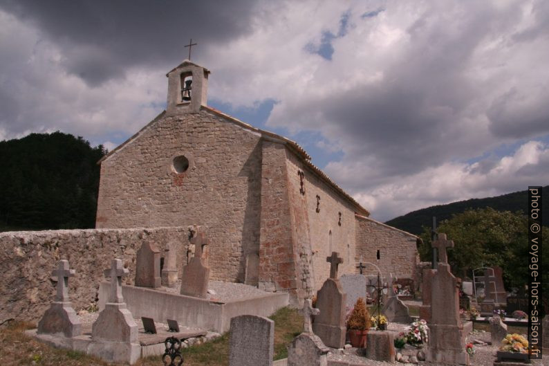 Notre-Dame de Valvert et son cimetière. Photo © Alex Medwedeff