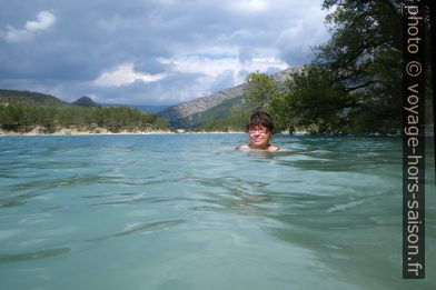 Veronika dans le Lac de Castillon. Photo © André M. Winter