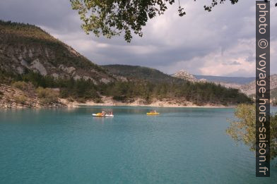 Pédalo et kayak sur le Lac de Castillon. Photo © André M. Winter