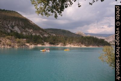 Pédalo et kayak sur le Lac de Castillon. Photo © André M. Winter
