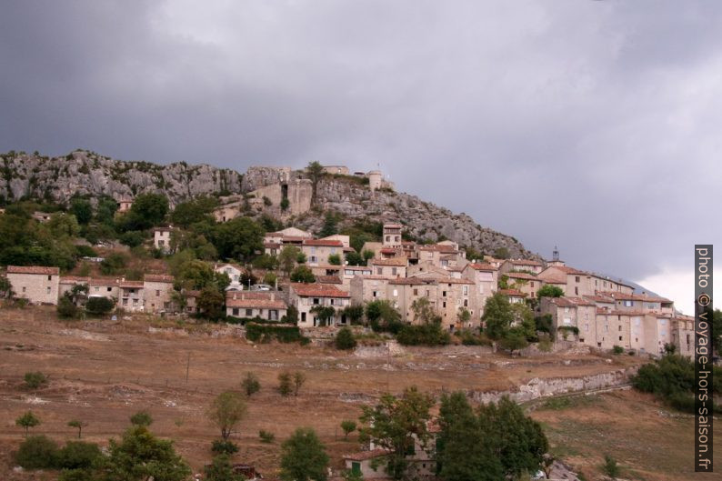 Trigance devant la Serrière du Preil. Photo © André M. Winter