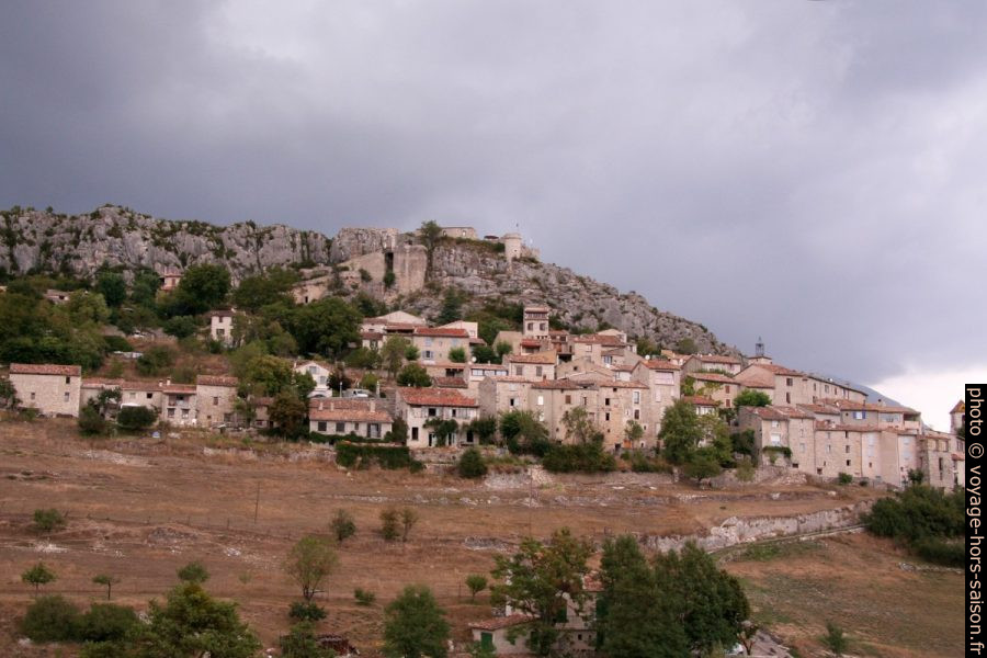 Trigance devant la Serrière du Preil. Photo © André M. Winter