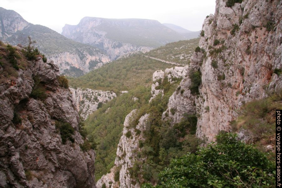 Gorges du Verdon en amont et la Serre Méjan. Photo © André M. Winter